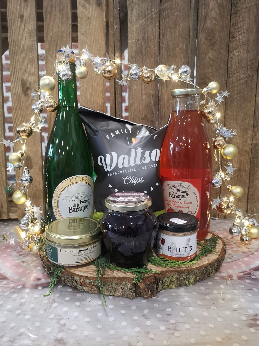 Panier cadeau composé de produits de la ferme et de nos partenaires