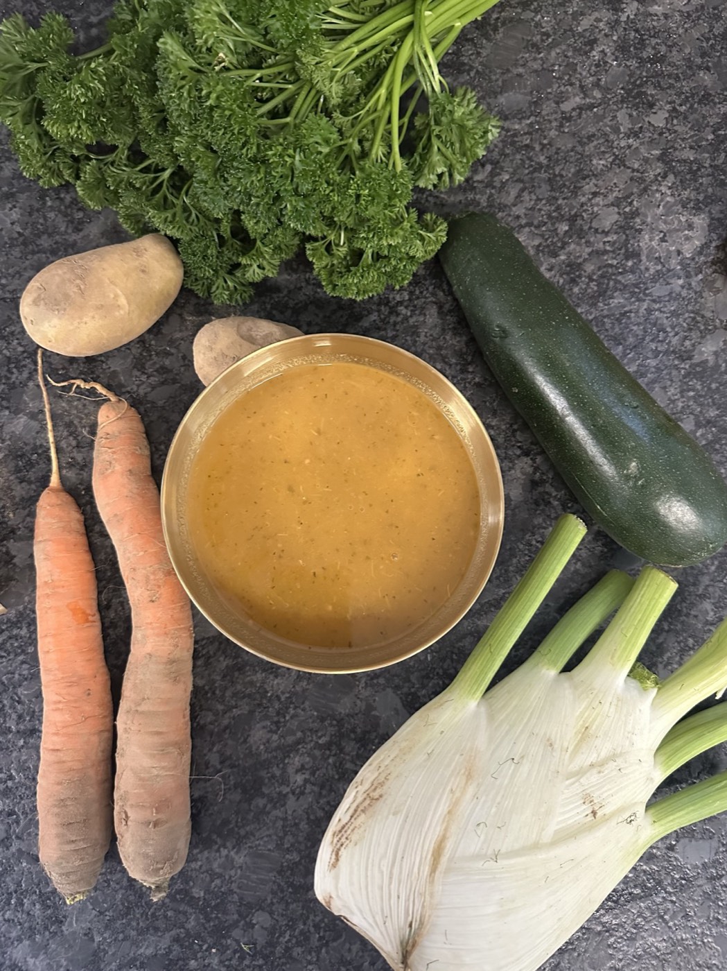 Soupe de légumes de Florence, entourée de carottes, pommes de terre, courgette, fenouil et persil